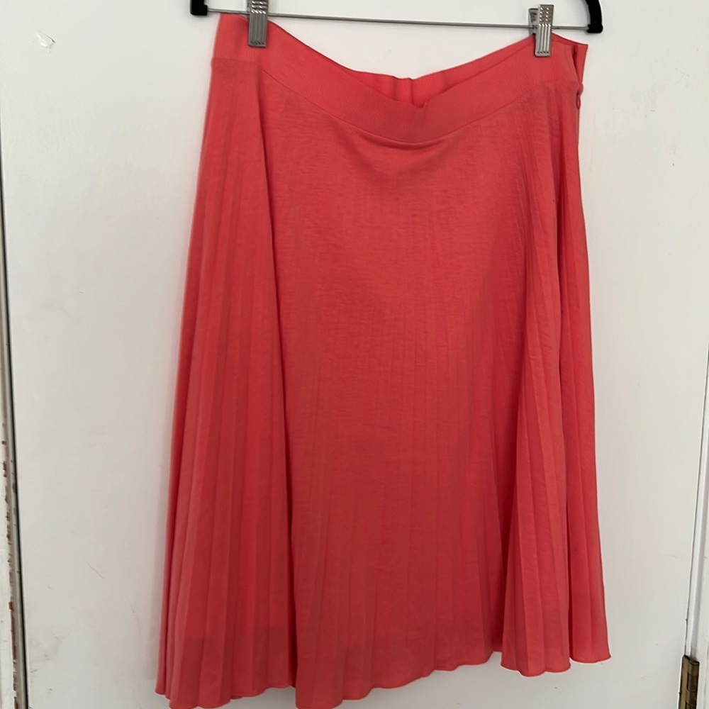 Light pleated skirt in  salmon pink knee Length
